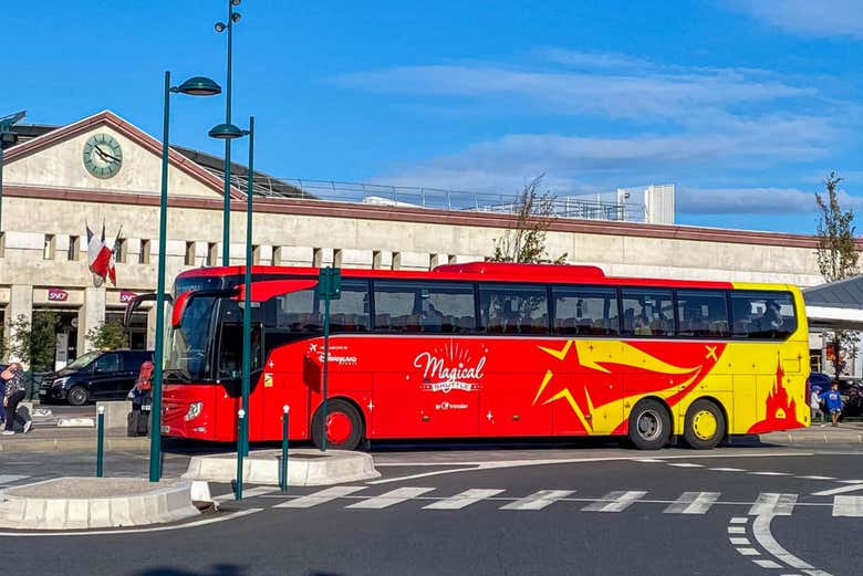 Bus devant la gare de Chessy Marne la Vallée