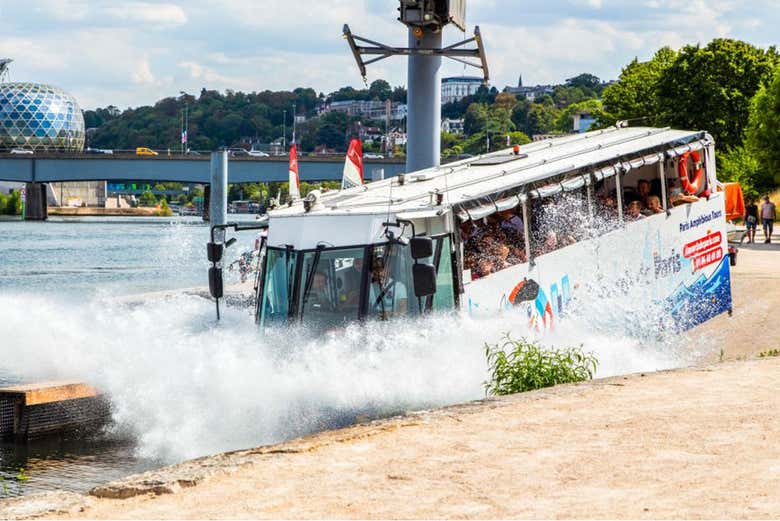 Le bus entre dans la Seine