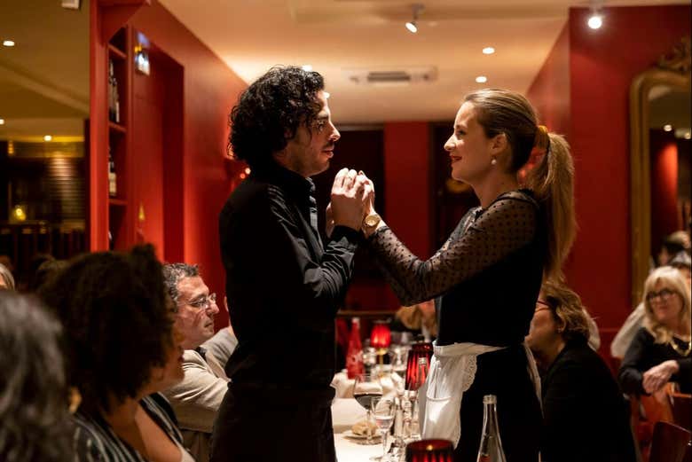 Les serveurs interprètent des airs d'opéra!