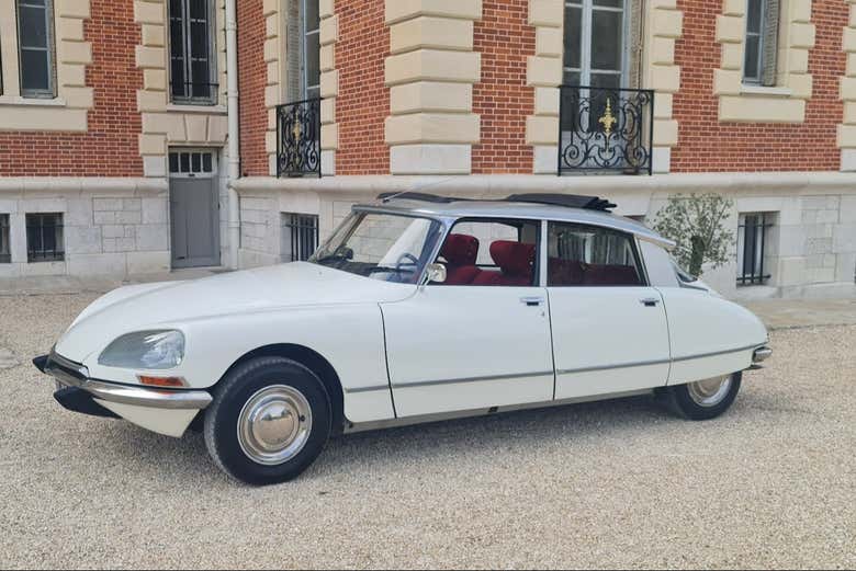 Parcourez Paris à bord d'une superbe voiture de collection