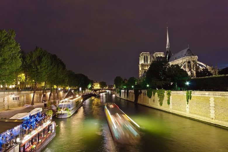 Croisière sur la Seine à la tombée de la nuit