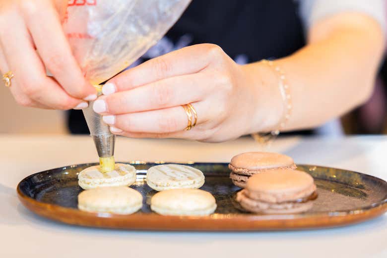 Garnissez les macarons
