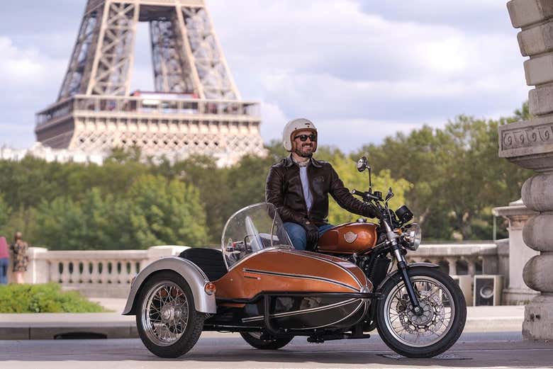 En side-car devant la Tour Eiffel