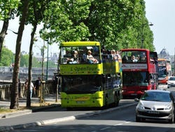 Bus touristiques à Paris, à côté de la Seine